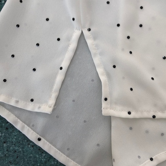 Ladies DKNYC L blouse with raised black polo dots - Picture 4 of 5